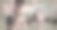 对携带行李箱在机场行走的女性进行Covid-19细胞范围扫描图片下载