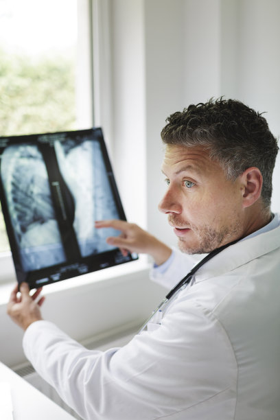 医生通过视频会议讨论x射线图像图片下载