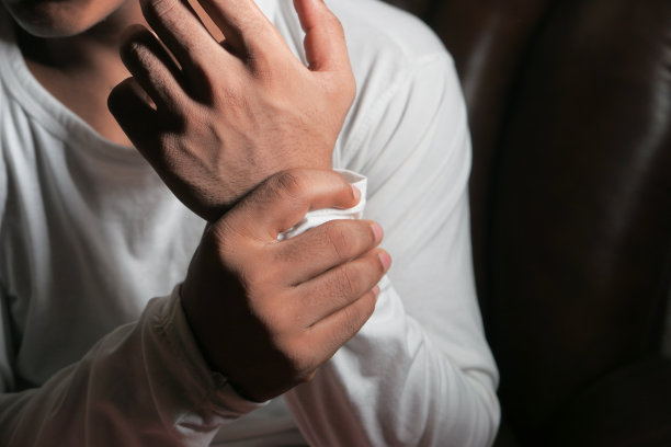 近距离观察手腕疼痛的年轻人图片下载