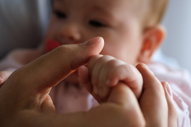 父亲的手牵着孩子的小手图片下载