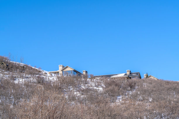 公园城市犹他州的山区景色在冬天与家庭在蓝天背景图片下载