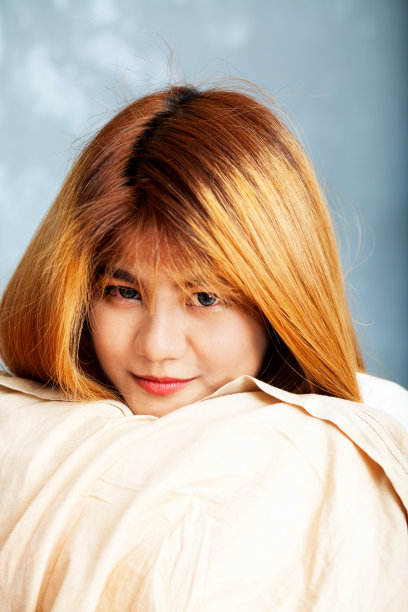 年轻的泰国女人，头在枕头上图片下载