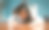 一个疯狂的女商人躺在办公桌上，身上全是笔记本电脑。该去度假了。抗疲劳强度的概念。彩色图像图片下载