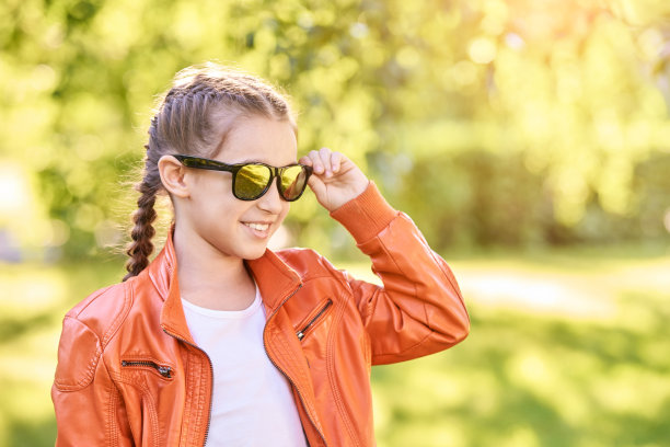 年轻女学生笑。生活方式的小学。有趣的女孩图片下载