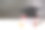 白色课桌上放着毕业帽和书，学历图片下载