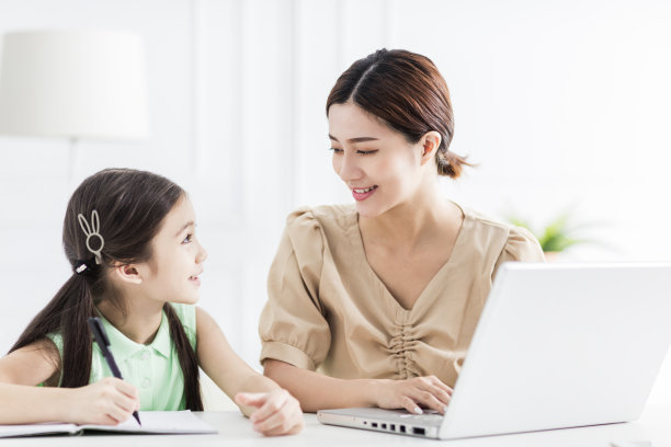 妈妈在家里一边工作一边照顾女儿图片下载