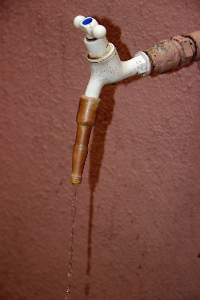 水通过水龙头喷嘴流动图片下载