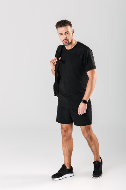 一个英俊成熟的运动员的全长肖像图片下载