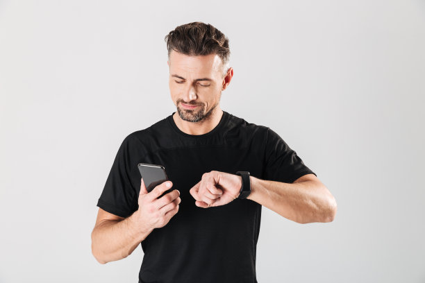 一个微笑的成熟运动员的肖像图片下载