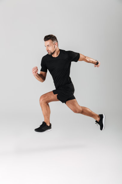 一个强壮成熟的运动员的全长肖像跳跃图片下载