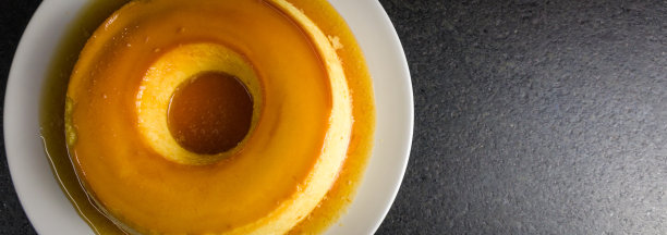 传统的巴西甜点，牛奶布丁在黑暗的背景。图片下载