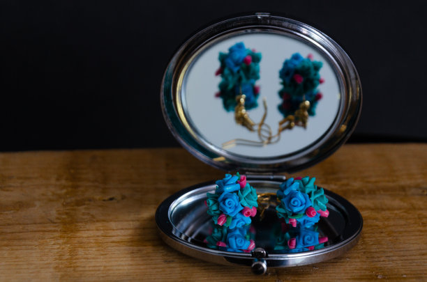 冷陶瓷耳环图片下载