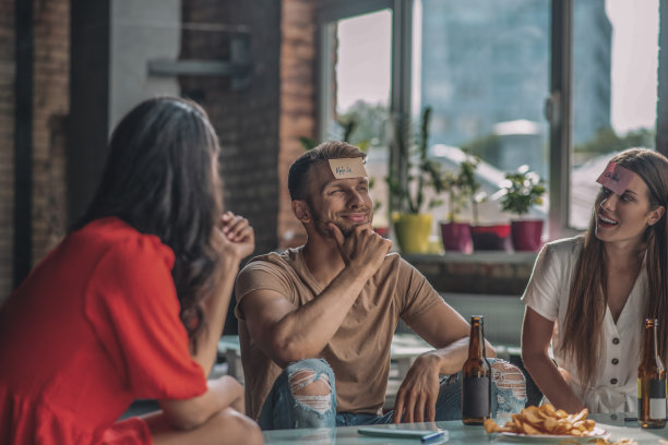 一个人在猜他额头上的字图片下载