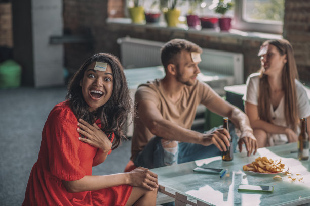 朋友们在派对上玩粘头游戏图片下载
