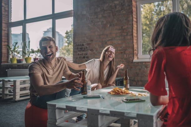 玩桌面游戏时朋友们玩得很开心图片下载