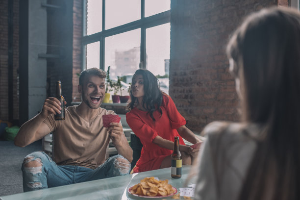 朋友们喝着啤酒，讲着有趣的故事图片下载