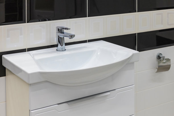 现代设计的浴室水槽在现代住宅或酒店。图片下载