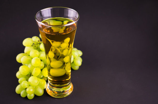 黑色背景上的一杯葡萄汁。副本的空间。图片下载