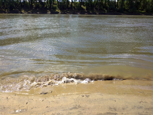 有沙滩的河流的海岸线图片下载