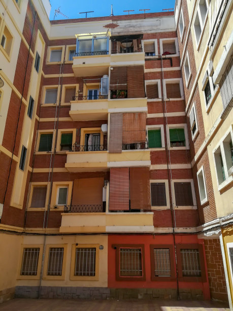 Puzol的棕色建筑，带卷帘图片下载