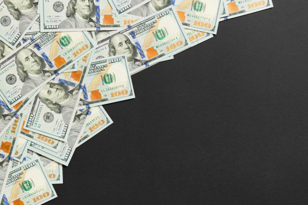 美元纸币上有浅颜色的背景。复制空间，俯视图经营理念图片下载