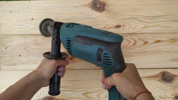 女性手中的电动工具。小企业和企业家精神。木工图片下载