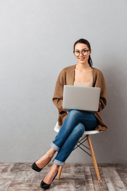 一个快乐的休闲女商人的全身像图片下载