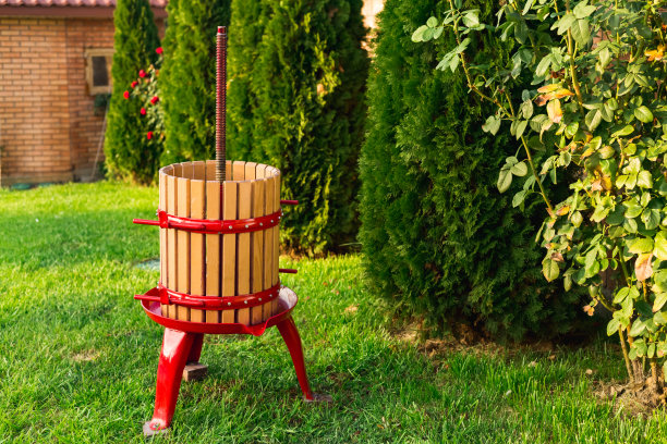 酒机、破碎机。葡萄的收成。专用制酒设备，具有户外制酒复印空间。经营小型工艺品，自制葡萄酒。秋天的酒厂。图片下载