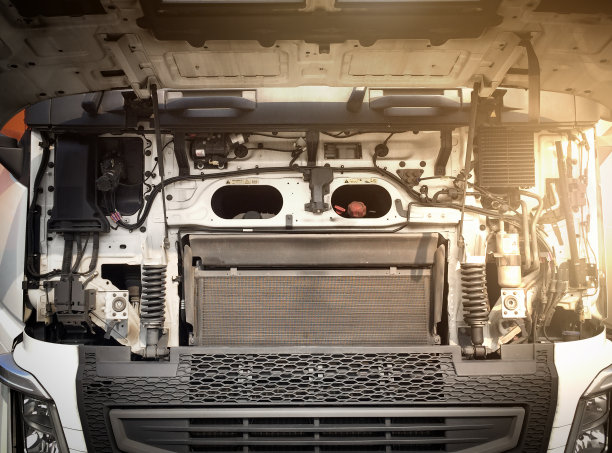 前引擎带开式发动机罩的大型重型半挂车的修理。图片下载