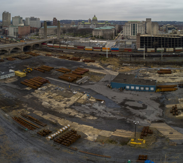 从州街看宾夕法尼亚州国会大厦。这座城市平时在工作日的这个时候很繁忙，但现在因为新冠肺炎疫情的爆发而被遗弃了。图片下载