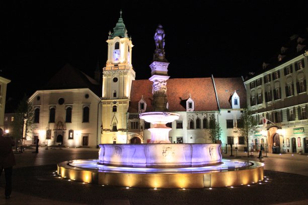 布拉迪斯拉发老广场上的喷泉图片下载