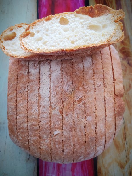 切片餐桌上的美味乡村面包图片下载