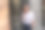 快乐的女商人在人行道上使用手机图片下载
