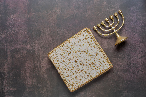 犹太教的宗教符号-烛台和无酵饼图片下载