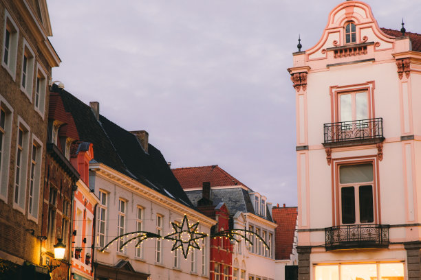 圣诞节日落时分，漫步在比利时布鲁日的古老街道上图片下载