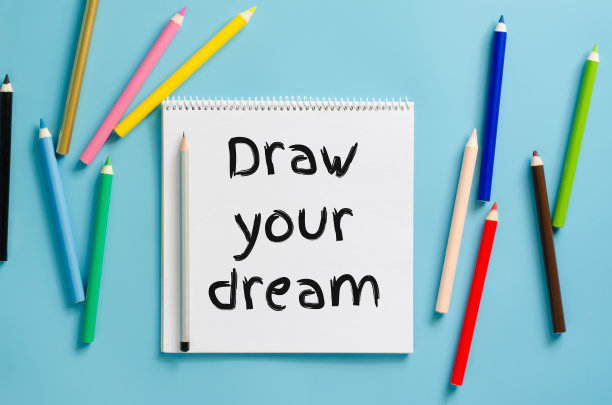 画你的梦想和一套彩色铅笔。图片下载