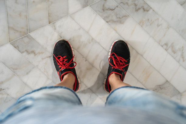 男人站在大理石地板上图片下载