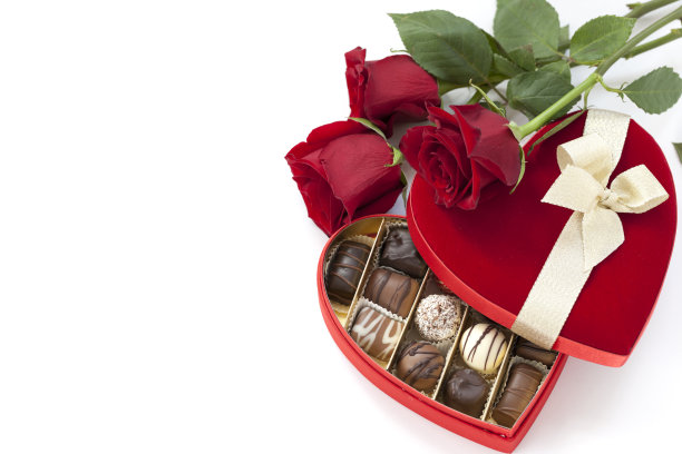 白色背景上的情人节巧克力盒与红玫瑰图片下载