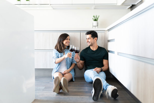 年轻夫妇在家里品尝葡萄酒图片下载