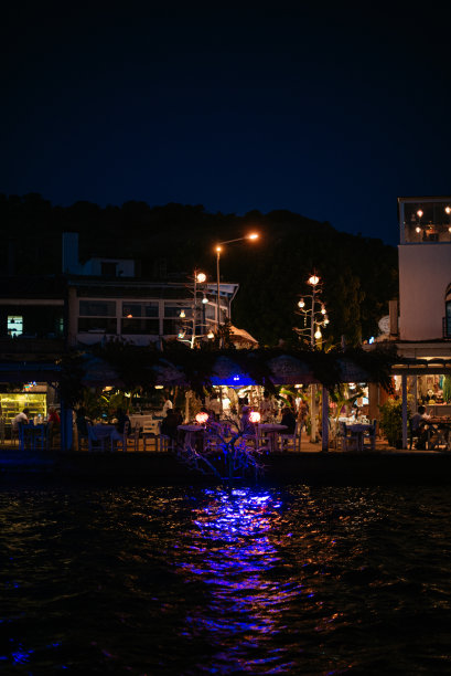 在海边的鱼馆里吃晚餐图片下载