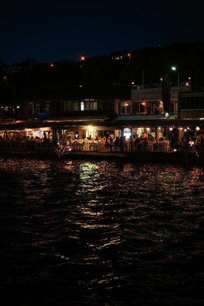 在海边的鱼馆里吃晚餐图片下载