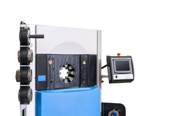 工业用高压液压软管压接机的压接头，隔离在白色背景上，有剪切路径图片下载