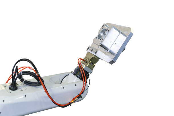 机器人手臂捕捉和提升产品工件，用于设置快速或快速柔性夹具，用于数控加工中心的制造过程与夹紧路径隔离图片下载