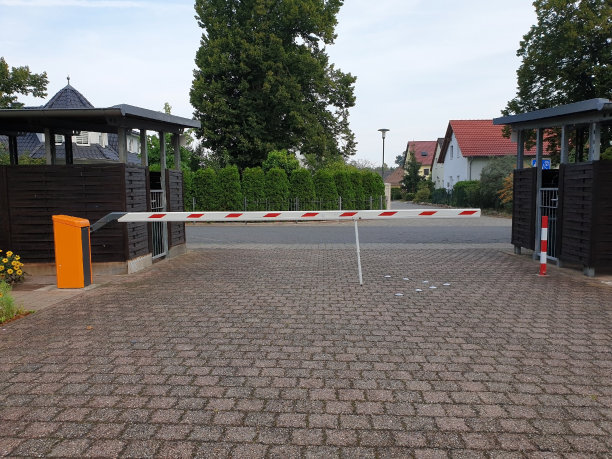 住宅区安全停车场前的障碍物图片下载