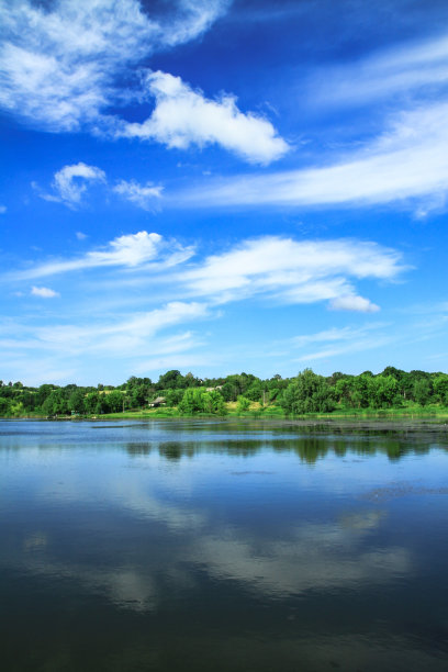 夏天高原上的一条美丽的河流。湖在一个生态干净的公园保护区，在山的背景。春天的美景。设计素材照片图片下载