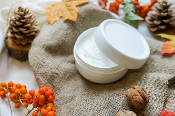 化妆面霜或身体霜在秋天的自然背景图片下载