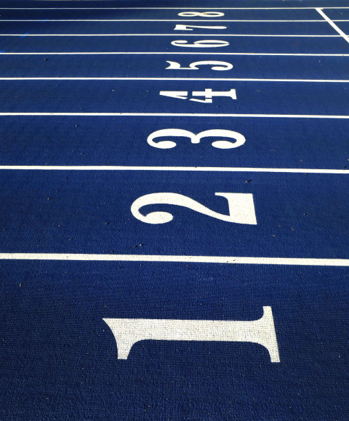 户外体育场的蓝色跑道和白色跑道号码图片下载