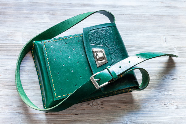 俯视图手工皮革平板包上灰色图片下载