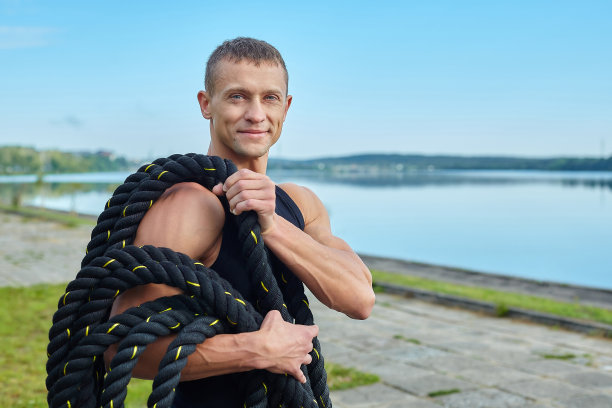 运动员拿着体操绳索图片下载