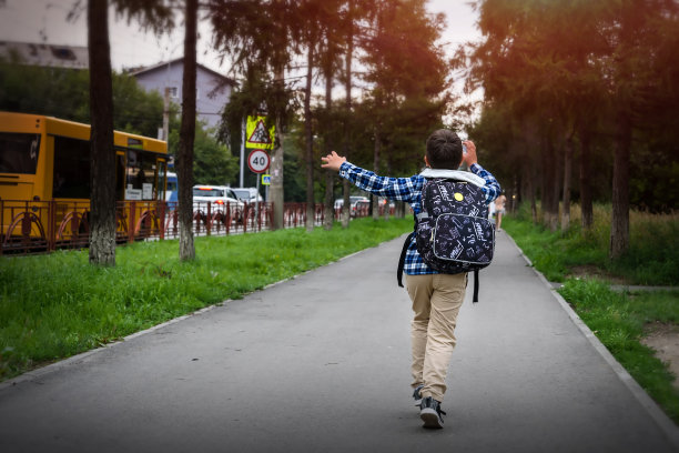 后视镜小孩拿着包跑去赶校车图片下载